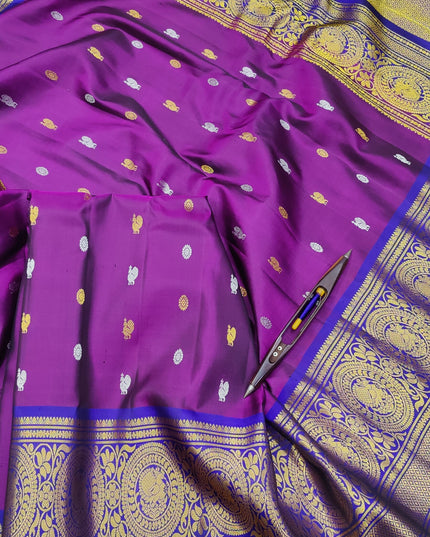 Premium Gadwal Handloom Pure Silk With Self Kanchi Border and Butta Blouse